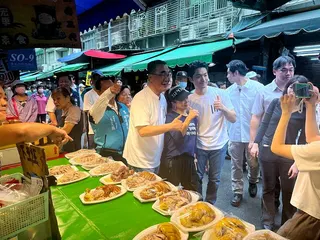「我和蔣萬市長合照耶」台北市長蔣萬安今天陪新北市長侯選人李四川到板橋區福德市場拜...
