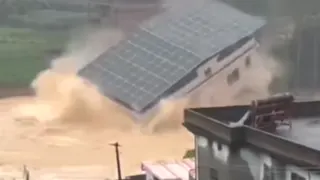 网络流传的惊险画面显示，一栋紧邻洪水的3层楼民宅地基逐渐遭水流掏空，突然失去支撑，在短短数十秒内整栋轰然倒塌，扬起大片灰白色烟尘。（图翻摄自微博）