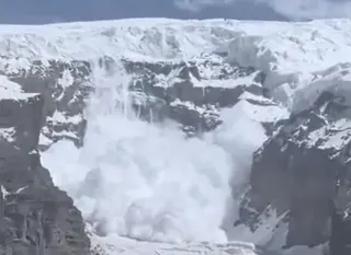 新疆慕士塔格峰2號冰川近日突發雪崩，大量冰雪從峰頂沿山體傾瀉而下，瞬間形成上百公...