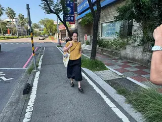 陳幸妤7日上午9時許從台南市東區牙醫診所對面的住家現身，前往診所上班過程，一語不...