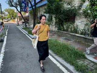 陳幸妤7日上午9時許從台南市東區牙醫診所對面的住家現身，前往診所上班過程，一語不...
