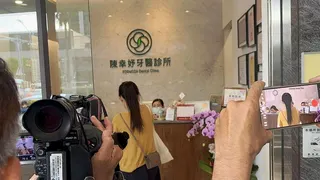 陳幸妤7日上午9時許從台南市東區牙醫診所對面的住家現身，前往診所上班過程，一語不...