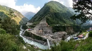 尼泊爾夏布魯貝西的一處水力發電工地建設工程